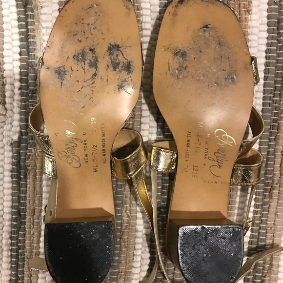 Vintage 1970’s Bertlyn gold man made leather sandals. Size ML  7/7.5. EUC - Picture 11 of 16